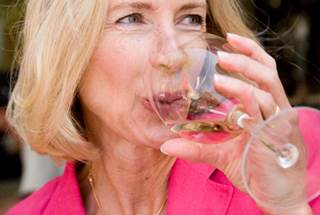 Those who had 2 to 3 alcoholic drinks a day had a 77% lower risk of dying during the study period than those who had 1 or fewer drinks a day. Those who had 2 to 3 alcoholic drinks a day had a 77% lower risk of dying during the study period than those who had 1 or fewer drinks a day.